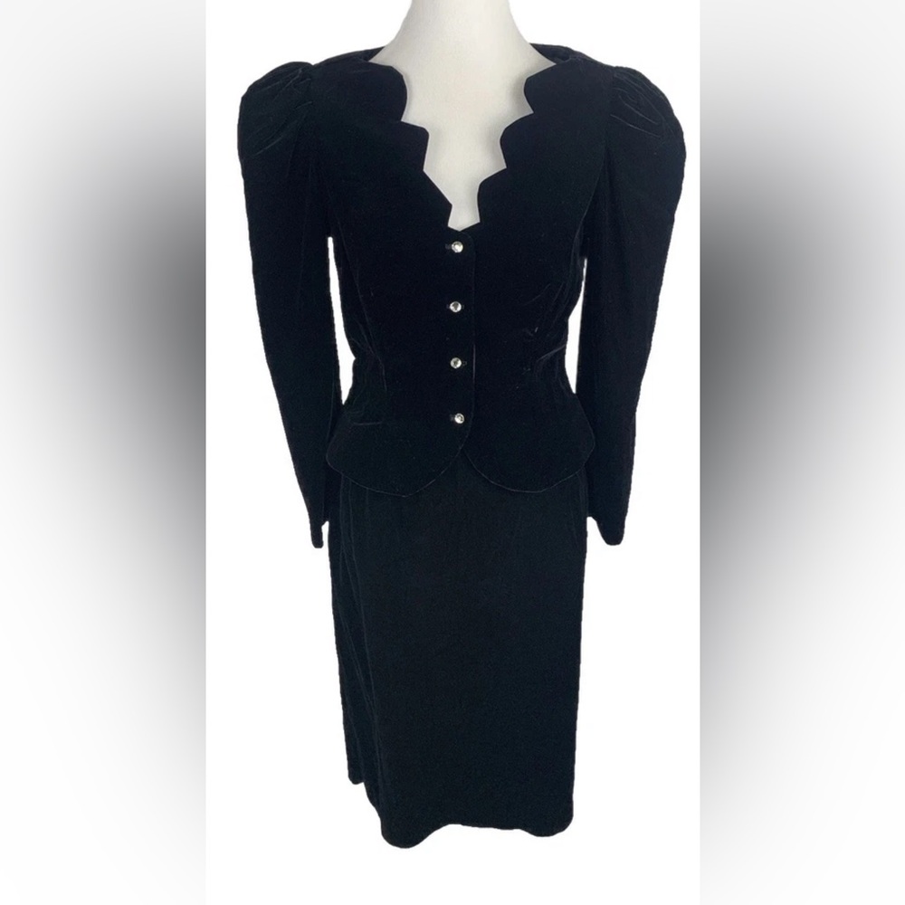 Vtg 9/10 Cachet 2pc Black Velvet Skirt‎-Suit Rhinestone button closure jacket